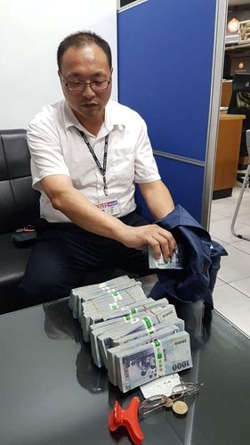 一场公交上的遗落 38万现金背后的社会心理与公共安全启示